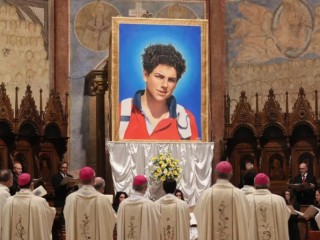 Bức ảnh của chàng thiếu niên lập trình máy tính Carlo Acutis đã được công bố trong Thánh lễ phong chân phước cho ngài ở Assisi, Ý ngày 10 tháng 10 năm 2020 (Ảnh: Daniel Ibanez/CNA)