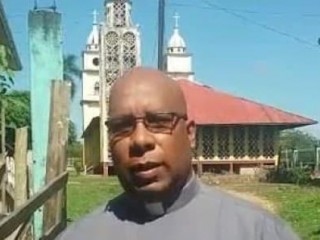 Cha Rodolfo French Naar (Ảnh chụp màn hình Facebook.)