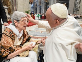 Đức Thánh Cha Phanxicô chào cụ bà Lucilla Macelli 100 tuổi trước khi cử hành Thánh lễ tại Vương cung Thánh đường Thánh Phêrô ở Vatican, đánh dấu Ngày Thế giới Ông bà và Người cao tuổi vào ngày 23 tháng 7 năm 2023 (Ảnh: Truyền thông Vatican)