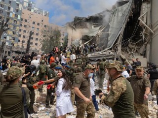 Lực lượng cứu hộ, tình nguyện viên và nhân viên y tế tìm kiếm những người sống sót sau vụ tấn công tên lửa của Nga vào bệnh viện nhi lớn nhất Ukraine (Ảnh: Efrem Lukatsky/AP)