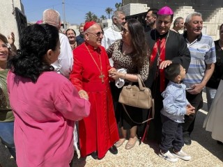 Đức Thượng phụ Chaldean Louis Sako chào thăm anh chị em giáo dân sau Thánh lễ ở Baghdad, Iraq, Thứ Sáu ngày 12 tháng 4 năm 2024 (Ảnh: Ali Jabar/AP)