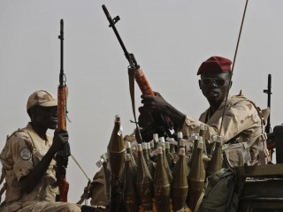 Các binh sĩ Sudan thuộc đơn vị Lực lượng Hỗ trợ Nhanh trong bức ảnh được chụp tại tỉnh Đông Nile của Sudan vào ngày 22 tháng 6 năm 2019 (Ảnh: Hussein Malla/AP)