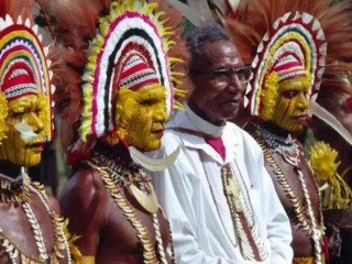 Một Linh mục truyền giáo bên cạnh những người Công giáo thuộc bộ lạc bản địa ở Papua New Guinea (Ảnh: Agencies/Vatican News)