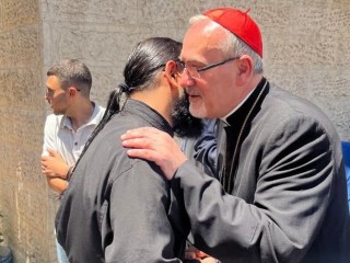 Đức Hồng Y Pierbattista Pizzaballa chào đón anh chiị em giáo dân tại Giáo xứ Thánh Gia ở Gaza trong chuyến viếng thăm nơi này vào thứ Năm, ngày 16 tháng 5 năm 2024 (Ảnh: truyền thông Vatican)
