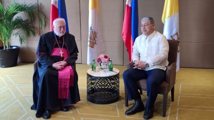 Đức Tổng Giám mục Gallagher và Ngoại trưởng Philippines Enrique Manalo (Ảnh: Vatican News)