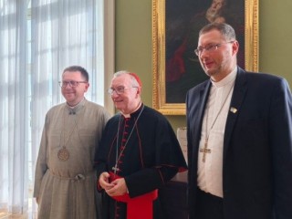 Đức Hồng Y Pietro Parolin (giữa) cùng với Đức Giám mục phụ tá của Giáo hội Công giáo Hy Lạp Volodymyr Gruts Địa phận Lviv (trái) và Sứ thần Tòa Thánh tại Ukraine, Đức Tổng Giám mục Visvaldas Kulbokas (phải)