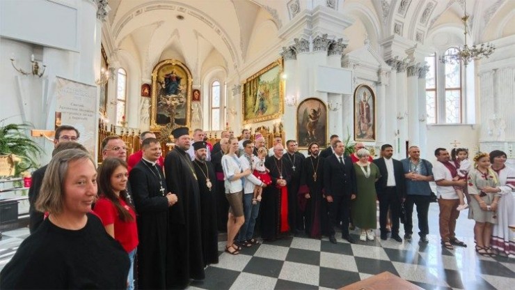 Đức Hồng Y Parolin tại Nhà thờ Truyền Tin thuộc Giáo hội Công giáo La Mã ở Odessa (Ảnh: Vatican News)