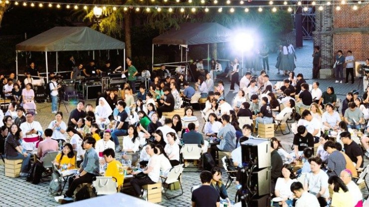 Một góc địa điểm tổ chức sự kiện “Cắm trại tại Nhà thờ Chính Tòa” (Ảnh: Ủy ban Truyền thông, Tổng Giáo phận Seoul)