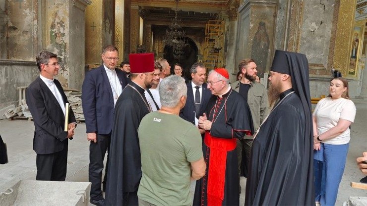 Đức Hồng Y Parolin thăm Nhà thờ Chính thống của thành phố (Ảnh: Vatican News)