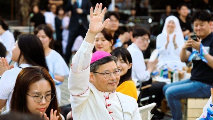 Đức Tổng Giám mục Peter Soon-Taick Chung chào đón các tham dự viên (Ảnh: Ủy ban Truyền thông, Tổng Giáo phận Seoul)