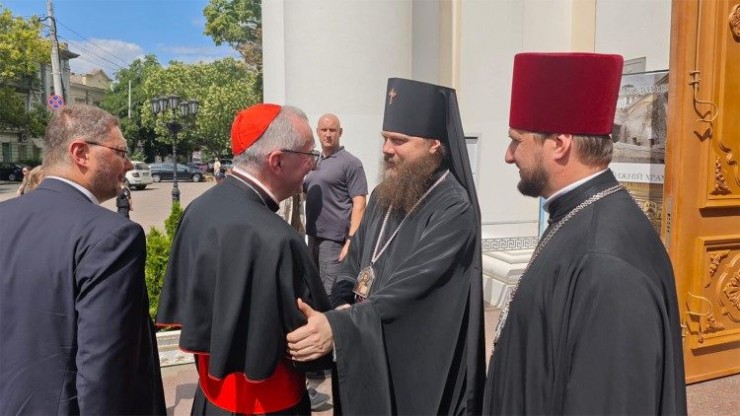 Đức Hồng Y bên ngoài Nhà thờ Chính thống Odessa (Ảnh: Vatican News)