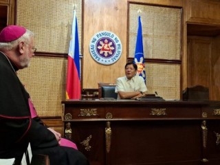 Đức Tổng Giám mục Gallagher và Tổng thống Philippines Ferdinand Marcos Jr (Ảnh: Vatican News)