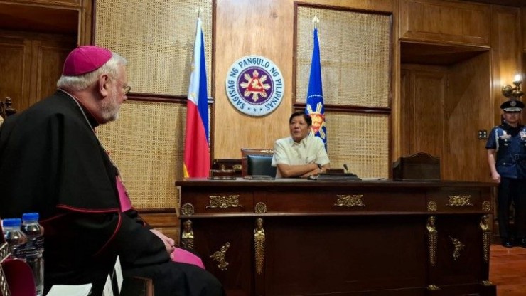 Đức Tổng Giám mục Gallagher và Tổng thống Philippines Ferdinand Marcos Jr (Ảnh: Vatican News) 