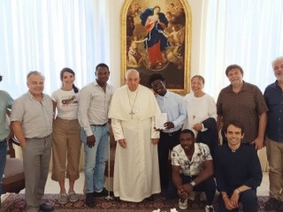 Đức Thánh Cha Phanxicô gặp gỡ những người di cư tại Casa Santa Marta (Ảnh: Vatican News)