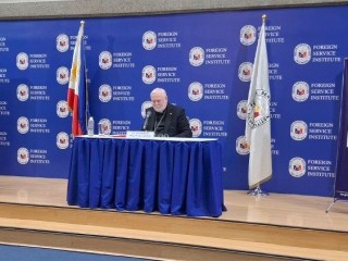 Đức Tổng Giám mục Gallagher phát biểu tại Viện Dịch vụ Đối ngoại của Philippines (ẢNh: Vatican News)