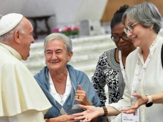 Đức Thánh Cha Phanxicô gặp gỡ các tham dự viên tham gia phiên họp Thượng Hội đồng đầu tiên (Ảnh: ANSA)
