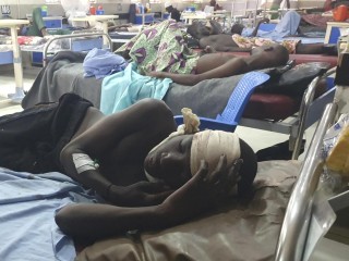 Các nạn nhân bị thương trong vụ đánh bom liều chết được điều trị tại bệnh viện ở Maiduguri, Nigeria, ngày 30 tháng 6 năm 2024. Ít nhất 32 người thiệt mạng trong ba vụ đánh bom liều chết cùng ngày; các vụ tấn công nhắm vào một đám cưới, đám tang và bệnh viện chăm sóc những người bị thương (Ảnh: Associated Press)