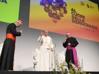 Đức Thánh Cha Phanxicô ban phép lành sau khi phát biểu trước 1.200 người Công giáo, các đại diện Kitô  giáo, và các chính trị gia đến từ khắp nước Ý vào ngày cuối cùng của của Tuần lễ Xã hội Công giáo lần thứ 50 được tổ chức tại thành phố Trieste, miền bắc nước Ý từ ngày 3-7 tháng 7 (Ảnh: truyền thông Vatican)