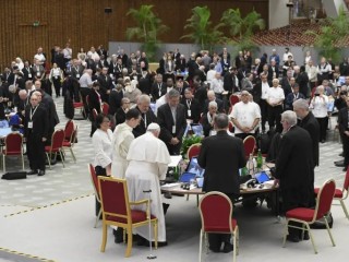 Đức Thánh Cha Phanxicô chủ trì  buổi cầu nguyện cùng với các đại biểu của Thượng Hội đồng về Hiệp hành vào ngày 25 tháng 10 năm 2023 (Ảnh: Truyền thông Vatican)
