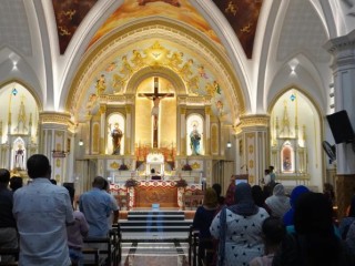 Thánh lễ theo quy định mới của Thượng Hội đồng đang diễn ra tại Nhà thờ Thánh Đa Minh tại Aluva, Tổng Giáo phận Ernakulam thuộc Giáo hội nghi lễ Syro-Malabar vào ngày 14 tháng 7 năm 2024 (Ảnh: Anto Akkara)