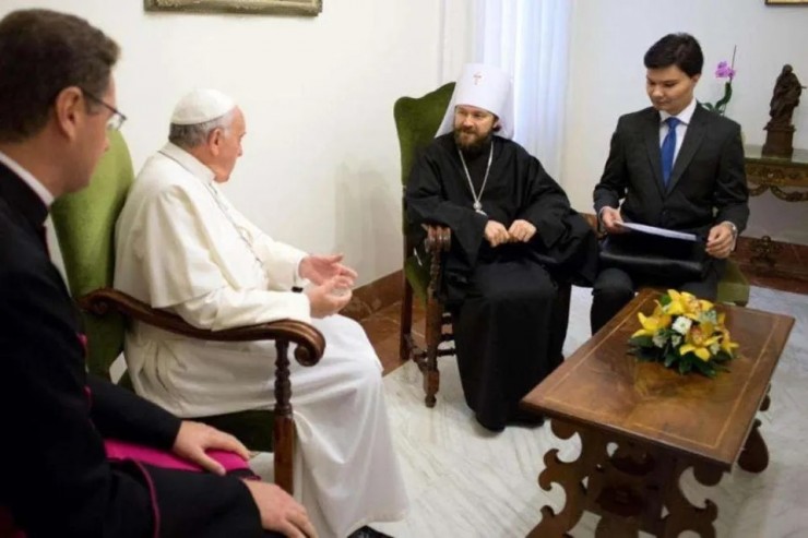 Đức Thánh Cha Phanxicô với Đức Giám mục Hilarion, người tiền nhiệm của Đức Tổng Giám mục Anthony, vào năm 2013