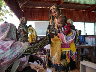 Một phụ nữ và em bé tại trại di tản Zamzam ở Bắc Darfur, Sudan, vào tháng 1 năm 2024. Nạn đói đã được tuyên bố ở khu vực Darfur trong tháng này, một sự công nhận chính thức rằng người dân ở đó đang chết đói (Ảnh: OSV News/Mohamed Zakaria, tài liệu phát tay của MSF qua Reuters)