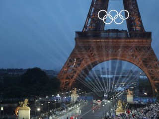 Tháp Eiffel lung linh trong lễ khai mạc Thế vận hội Olympic Paris 2024 vào ngày 26 tháng 7 năm 2024 (OSV News photo/Ludovic Marin, pool via Reuters)