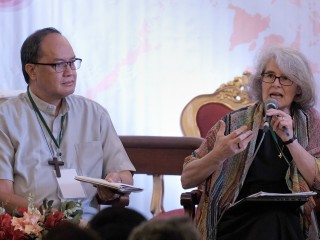 Đức Cha Pablo Virgilio David, Chủ tịch Hội đồng Giám mục Công giáo Philippines (CBCP) và Nữ tu Nathalie Becquart, Phó Tổng thư ký của Thượng Hội đồng Giám mục, tại Hội nghị toàn quốc của các linh mục giáo xứ cho Thượng hội đồng tại Manila, ngày 31 tháng 7 năm 2024 (Ảnh; CBCP News)