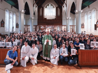 Đức Cha Ha với cộng đồng nói tiếng Quảng Đông tại Manchester tại Nhà thờ St. Mary sau khi ngài cử hành Thánh lễ vào ngày 20 tháng 7 (Ảnh: Cộng đồng Công giáo Trung Quốc Manchester/ Sunday Examiner)