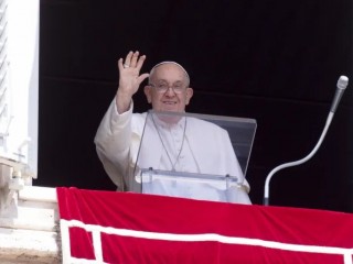 Đức Thánh Cha Phanxicô vẫy tay chào những người hành hương tại Vatican trong giờ Kinh Truyền tin Chúa Nhật, ngày 18 tháng 8 năm 2024 (Ảnh: Truyền thông Vatican)