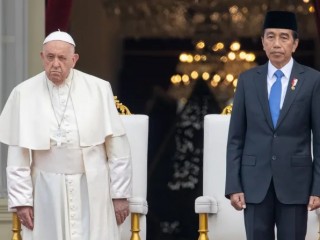 Đức Giáo hoàng Phanxicô  và Tổng thống Joko Widodo trong nghi lễ đón tiếp tại thủ đô Jakarta của Indonesia, ngày 4 tháng 9 năm 2024 (Ảnh: Daniel Ibanez)