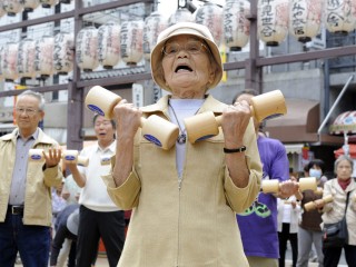 Người cao tuổi tập luyện với tạ gỗ trong khuôn viên một ngôi đền ở Tokyo vào ngày 21 tháng 9 năm 2009 để kỷ niệm Ngày Kính trọng Người cao tuổi của Nhật Bản. Số lượng người cao tuổi ở Nhật Bản đã đạt mức cao kỷ lục trong năm nay, với cứ 4 phụ nữ thì có 1 người từ 65 tuổi trở lên. Tỷ lệ người cao tuổi trong số phụ nữ đạt 25,4 phần trăm, lần đầu tiên vượt quá 25 phần trăm, trong khi tỷ lệ này ở nam giới là 19,9 (Ảnh: Yoshikazu TSUNO / AFP)