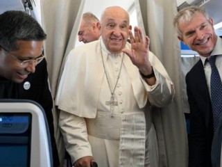 Đức Thánh Cha Phanxicô chào đón các nhà báo trên chuyến bay Giáo Hoàng (Ảnh: Vatican News)