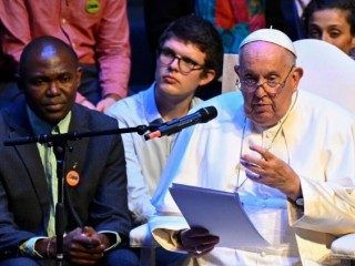 Đức Thánh Cha Phanxicô gặp gỡ các sinh viên Đại học Louvain (Ảnh: Vatican News)