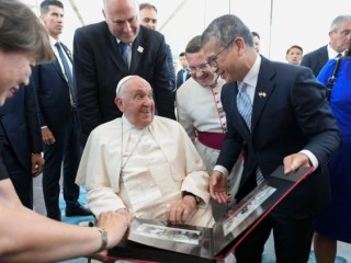 Đức Giáo hoàng Phanxicô chia tay trước khi ra máy bay trở về Rôma (Ảnh: Vatican News)