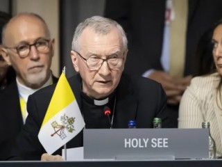 Quốc Vụ Khanh Vatican, Đức Hồng y Pietro Parolin tham dự phiên họp toàn thể tại Hội nghị thượng đỉnh về Hòa bình ở Ukraine tại khu nghỉ dưỡng Burgenstock gần Lucerne, Thụy Sĩ, vào ngày 16 tháng 6 năm 2024 (Ảnh: ALESSANDRO DELLA VALLE/ POOL/ AFP/ Getty Images)