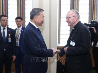 Tổng Bí thư, Chủ tịch nước Tô Lâm gặp gỡ Quốc Vụ Khanh Vatican, Đức Hồng y Pietro Parolin. (Ảnh: TTXVN)