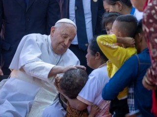 Đức Giáo hoàng Phanxicô chúc lành cho trẻ em tại Trường Irmas Alma ở Timor-Leste vào thứ Ba, ngày 10 tháng 9 năm 2024 (Ảnh: Daniel Ibáñez/CNA)