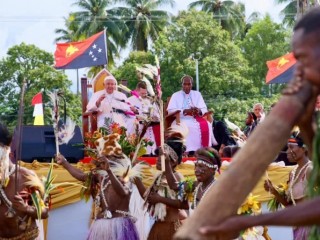 Đức Giáo hoàng Phanxicô vẫy tay chào các vũ công ở Vanimo, Papua New Guinea, ngày 8 tháng 9 năm 2024 (Ảnh: Daniel Ibáñez/CNA)