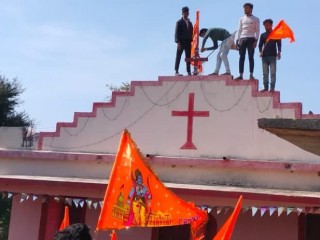 Những người theo đạo Hindu cực đoan tấn công một nhà thờ Kitô giáo ở Ấn Độ (Ảnh chụp màn hình)