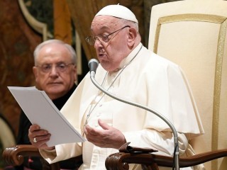 Đức Thánh Cha Phanxicô phát biểu với các nhà truyền thông Vatican (Ảnh: Truyền thông Vatican)