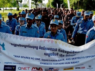 Những người làm công tác  rà phá bom mìn từ Trung tâm hành động bom mìn Campuchia (CMAC) diễu hành kêu gọi việc cấm bom mìn, ngày 24 tháng 11 (Ảnh: AFP)