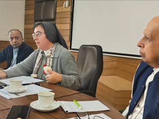 Tiến sĩ Alessandra Smirelli, Thư ký Thnahs Bộ Cổ võ sự Phát triển Con người Toàn diện của Vatican, phát biểu trước các nhà lãnh đạo Giáo hội trong buổi tọa đàm về Tinh thần Hiệp hành tại Tòa Tổng Giám mục ở New Delhi, ngày 30 tháng 11 năm 2024 (Ảnh: Văn phòng Thư ký của CCBI)