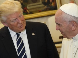 Đức Thánh Cha Phanxicô trò chuyện với Tổng thống Hoa Kỳ Donald Trump trong buổi tiếp kiến ​​riêng tại Vatican ngày 24 tháng 5 năm 2017 (Ảnh: Paul Haring/CNS)