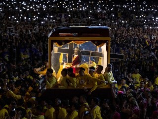 Hàng trăm ngàn tín đồ chân trần tham gia cuộc diễu hành traslacion thường niên tại Manila, kỷ niệm Lễ Chúa Giêsu Nazareno, thể hiện đức tin Công giáo (Ảnh: Rappler)