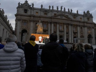 Các tín hữu quy tụ tại Quảng trường Thánh Phêrô, Vatican để cùng đọc Kinh Mân Côi cầu nguyện cho Đức Thánh Cha Phanxicô do Đức Hồng y Kevin J. Farrell, Tổng Trưởng Bộ Giáo dân, Gia đình và Sự sống, chủ sự, vào ngày 10 tháng 3 năm 2025. Đức Hồng y Farrell và các quan chức cấp cao khác của Vatican, những người đang trong kỳ tĩnh tâm Mùa Chay, đã cầu nguyện kinh Mân Côi tại hội trường khán giả của Vatican trong khi mọi người tại quảng trường theo dõi trên màn hình video (Ảnh: CNS/ Pablo Esparza)