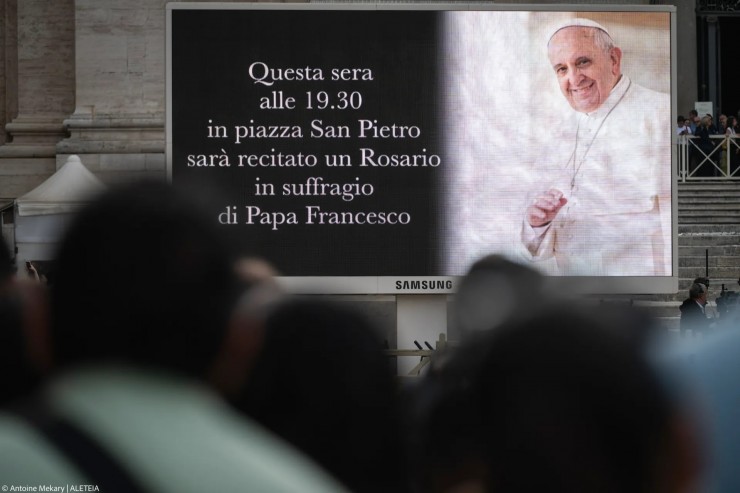 POPE-ROSARY-Antoine-Mekary-ALETEIA-AM_4067