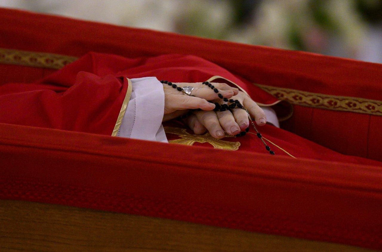 Thi hài của Đức cố Giáo hoàng Phanxicô được đặt trong nhà nguyện Casa Santa Marta (Ảnh: Truyền thông Vatican)