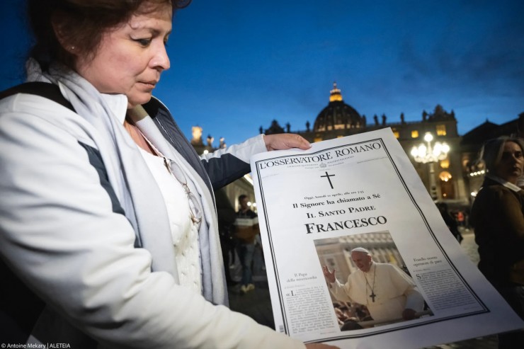 newspaper-LOsservatore-Romano-announcing-the-death-of-Pope-Francis-Antoine-Mekary-ALETEIA-AM_5342