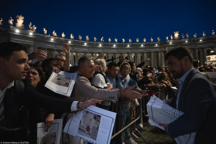 newspaper-LOsservatore-Romano-announcing-the-death-of-Pope-Francis-Antoine-Mekary-ALETEIA-AM_5445